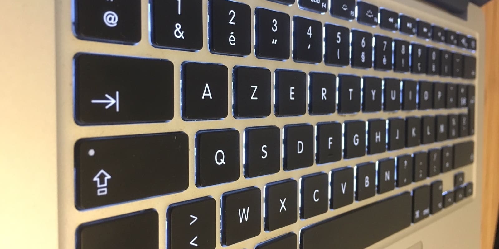 Une photo d'un clavier d'ordinateur