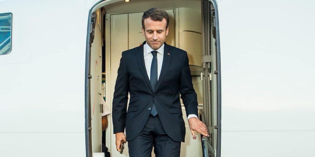 macron-nu-dans-ses-bottes