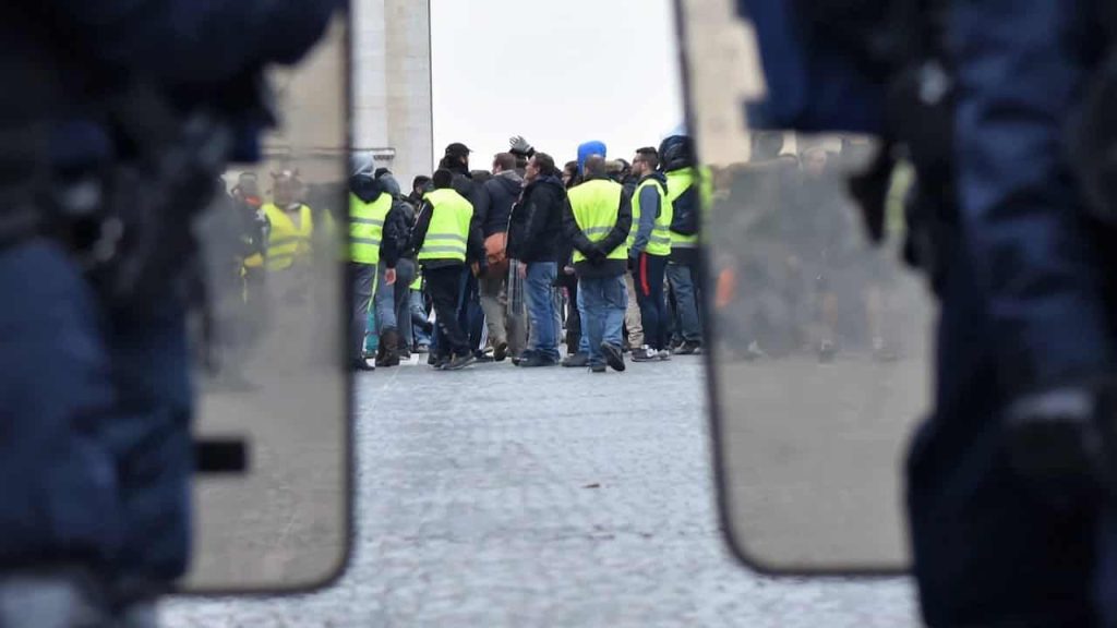 gilets-jaunes-police