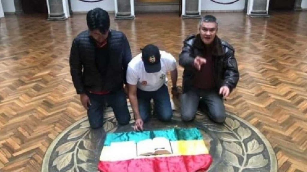 luis fernando camacho pose la bible sur le drapeau national au palais presidentiel