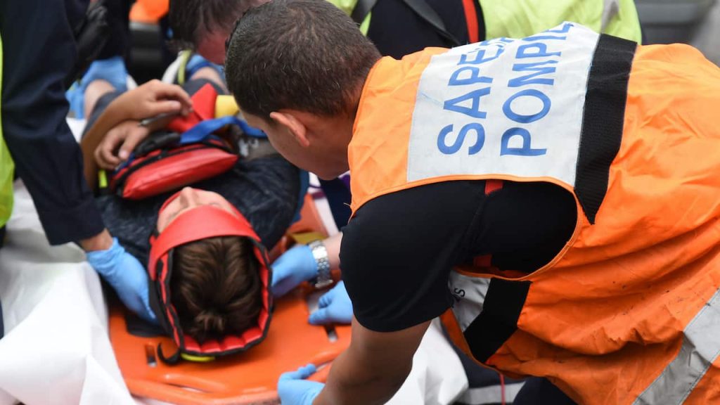 pompiers secourant des victimes d'un accident de voiture